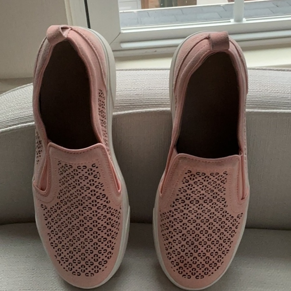 REDUCED VIONIC KIMMIE PERF SLIP ON SNEAKERS WOMEN'S SZ 9 SHOES